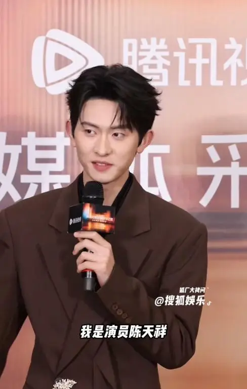 短剧之夜红毯实录：姚冠宇眼肿如馍、翟一莹白裙挂胃、余茵爆炸头意外封神 | 相关图片