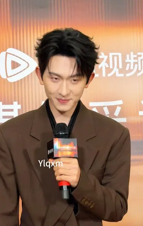 短剧之夜红毯实录：姚冠宇眼肿如馍、翟一莹白裙挂胃、余茵爆炸头意外封神 | 现场图