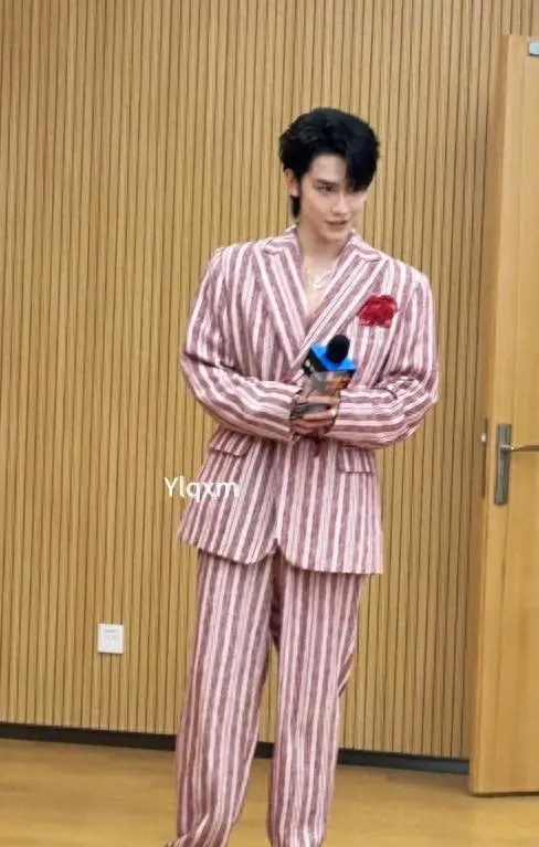 短剧之夜红毯实录：姚冠宇眼肿如馍、翟一莹白裙挂胃、余茵爆炸头意外封神 | 资讯配图