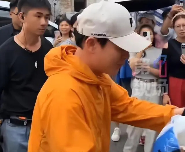 张颂文拒收粉丝茶叶事件引发关注，《山海经异闻录》片场细节曝光 | 现场图