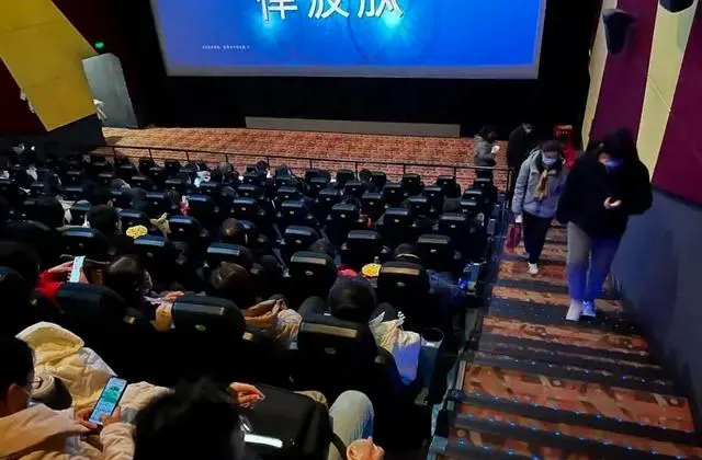 《桃姐》重映引发代际观影讨论，许鞍华现实主义叙事再受关注 | 资讯配图