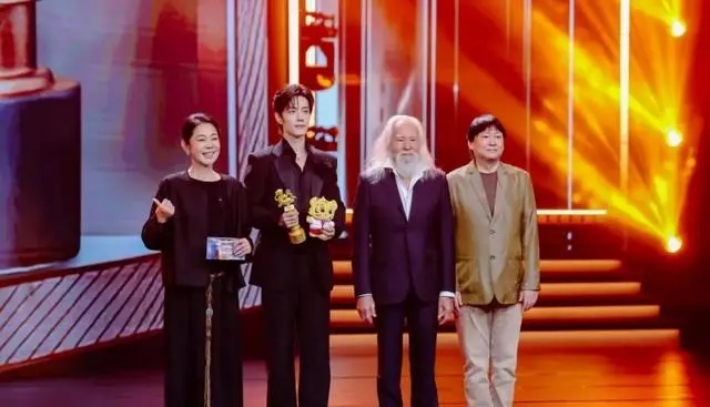 肖战凭《得闲谨制》获大影节最受大学生欢迎男演员，马丽十年转型摘得影后 | 相关图片