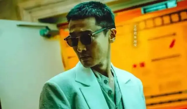 《低智商犯罪》双卫视同步开播，轻喜剧化悬疑路径引发行业关注 | 现场图