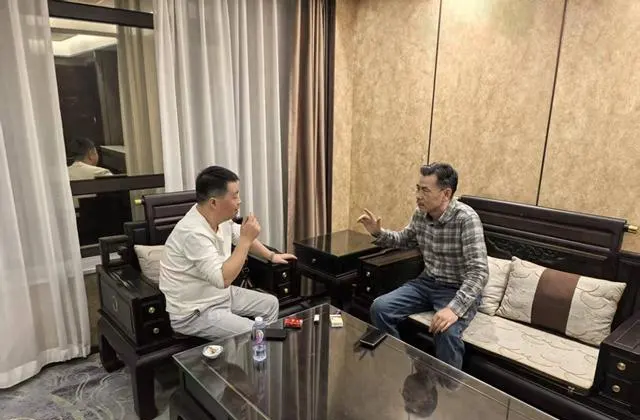 导演穆龙现身北京墅苑酒店 疑为新主旋律项目筹备 | 资讯配图