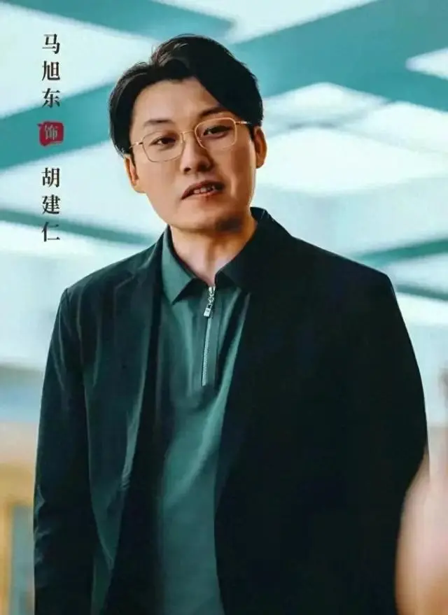 《低智商犯罪》双卫视同步开播，轻喜剧化悬疑路径引发行业关注 | 资讯配图