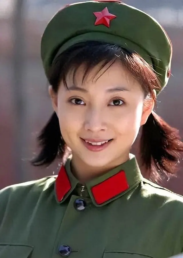 殷桃凭郑娟二度摘金鹰：中国电视史上首位双冠视后，以静默之力重塑表演尊严 | 资讯配图