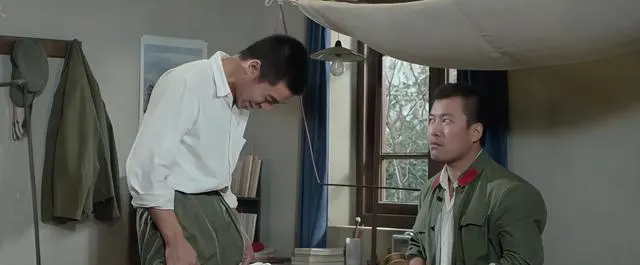 《高山下的花环》中梁三喜的解放鞋与靳开来的皮鞋：一双鞋背后的1980年代军队供给实录 | 相关图片